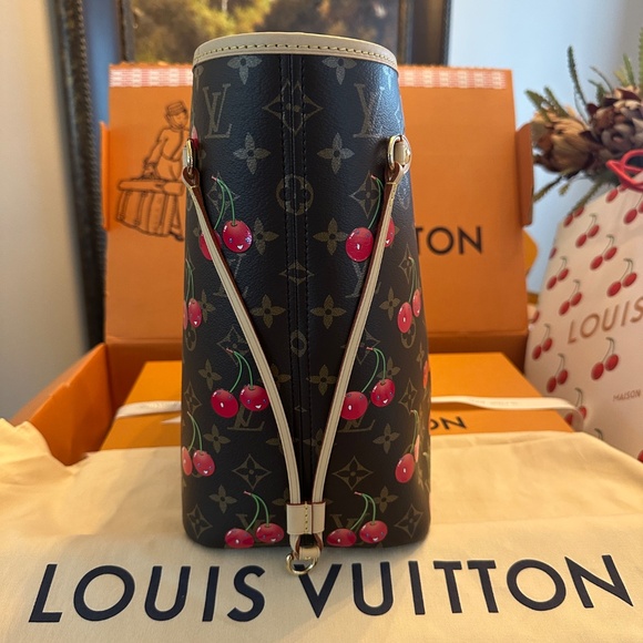 Louis Vuitton X Takashi Murakami Neverfull w/ Wallet Cherry 2025 M13263 - NEW - Picture 9 of 12
